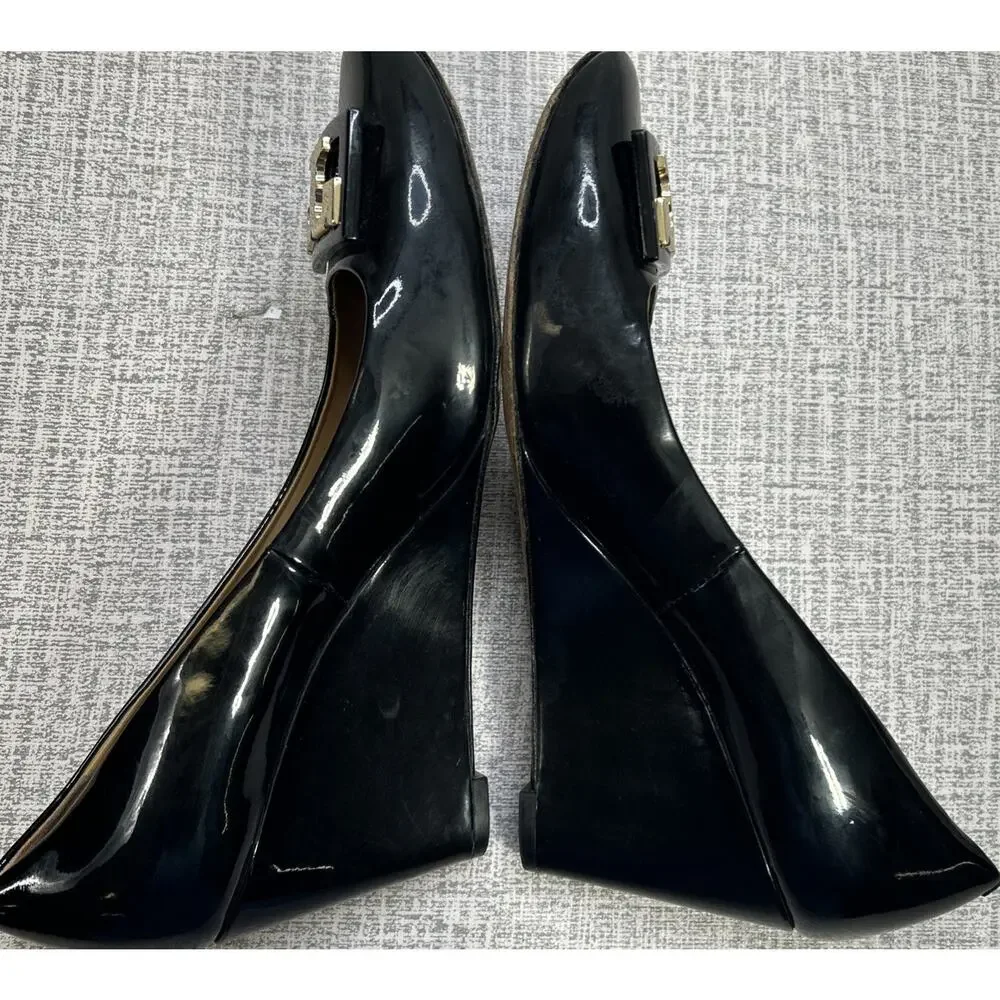Tory Burch Gigi Black Patent Leather Classic Pumps Wedge Shoe 8.5 Gold T Logo